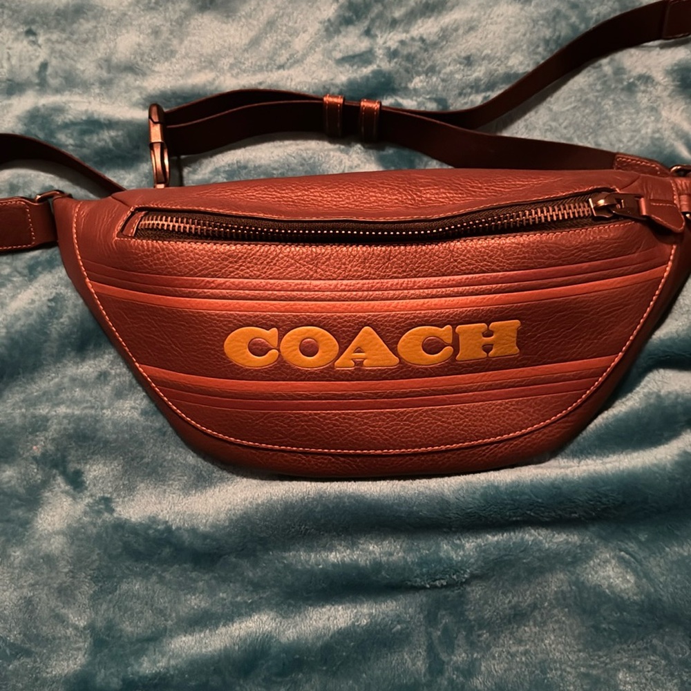 Coach Belt Bag/Fanny Pack
Unisex
Large compartment 
NEW